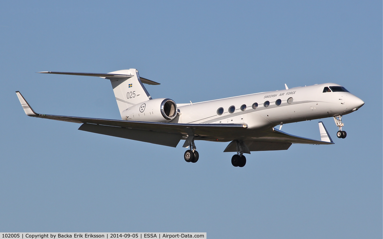 102005, 2008 Gulfstream Aerospace GV-SP (G550) C/N 5200, Short final rwy 19L.