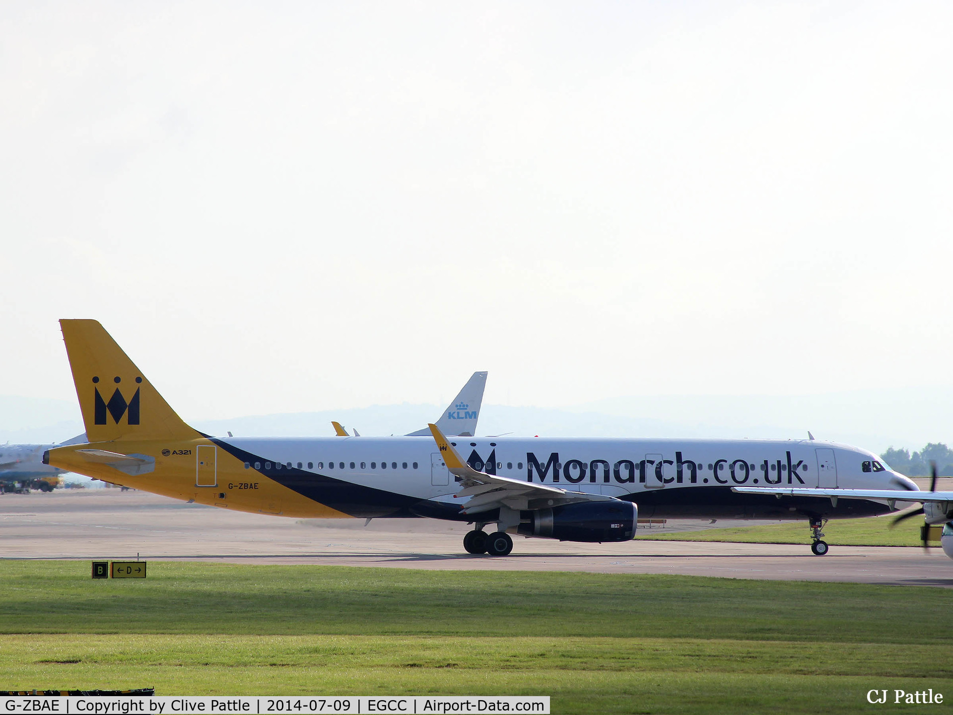 G-ZBAE, 2013 Airbus A321-231 C/N 5606, EGCC action