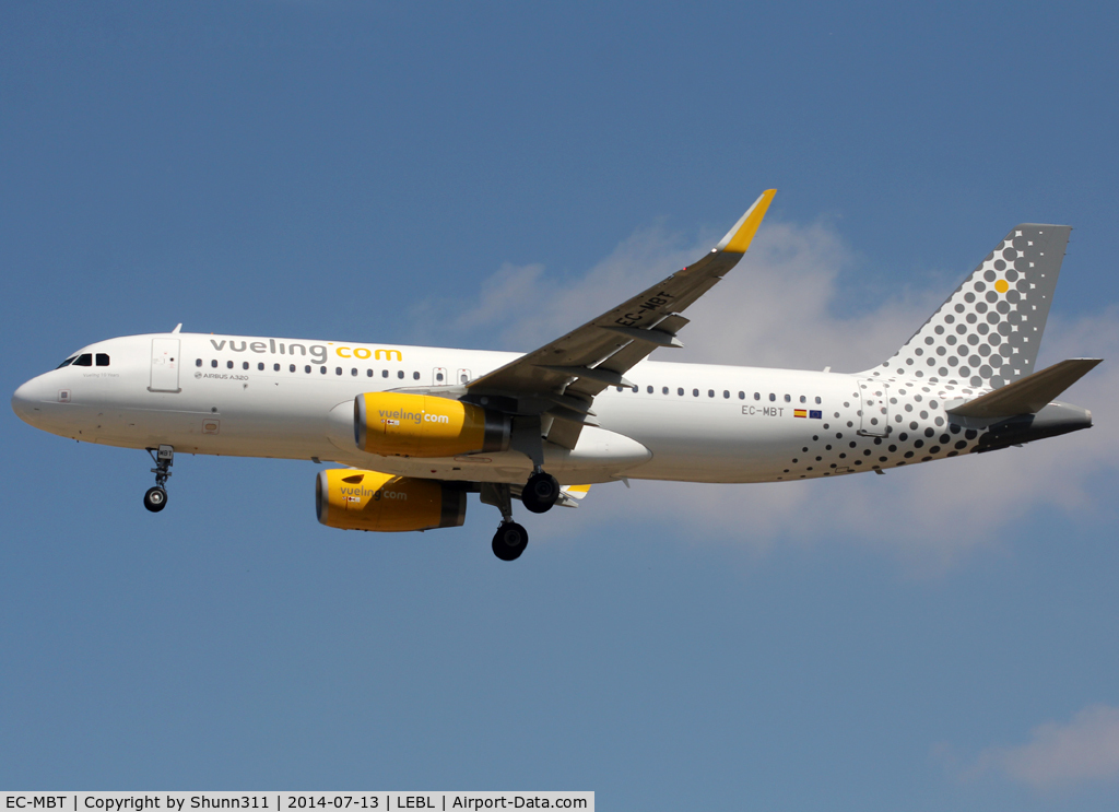 EC-MBT, 2014 Airbus A320-232 C/N 6128, Landing rwy 25R