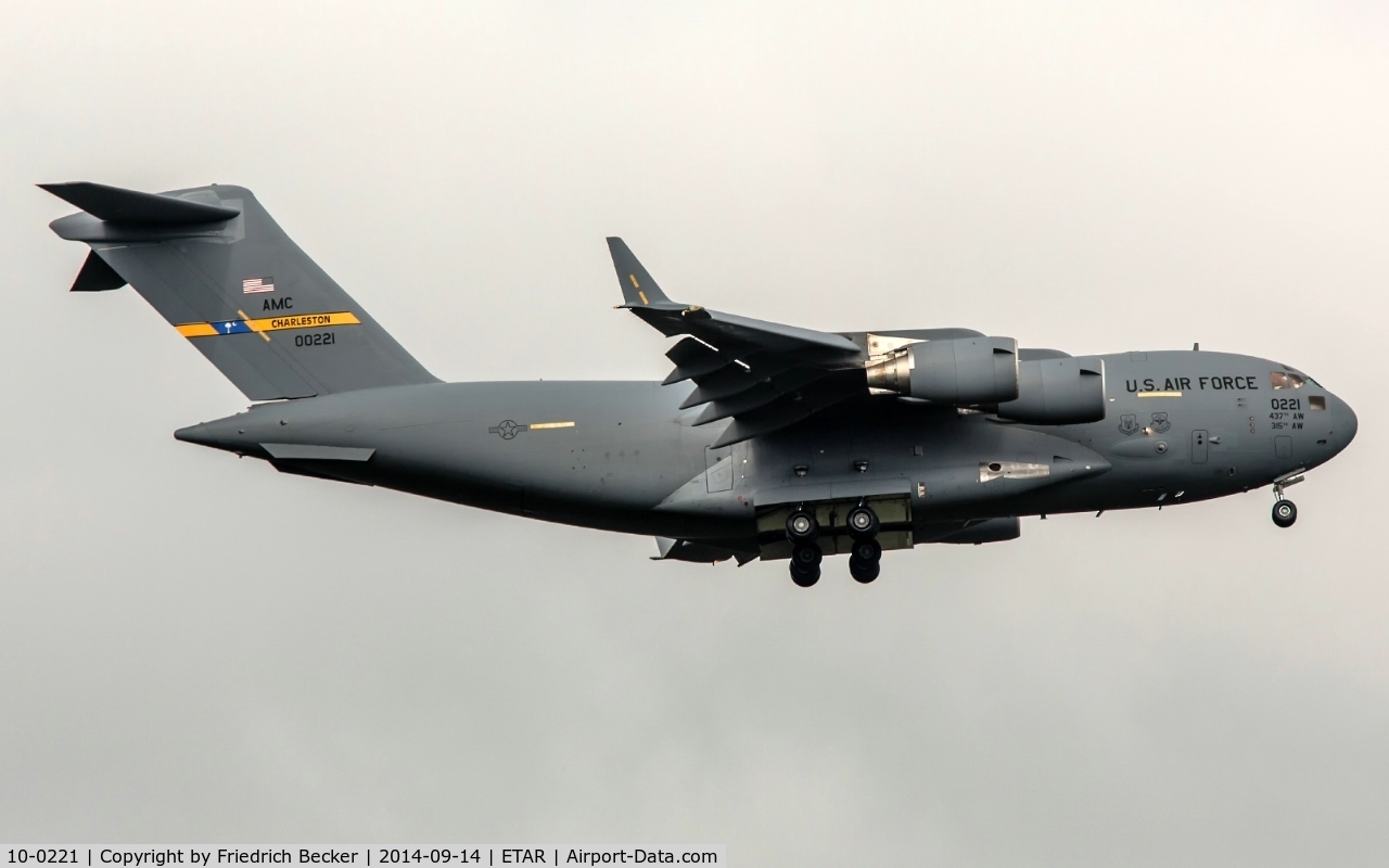 10-0221, 2013 Boeing C-17A Globemaster III C/N P-221, on final RW08