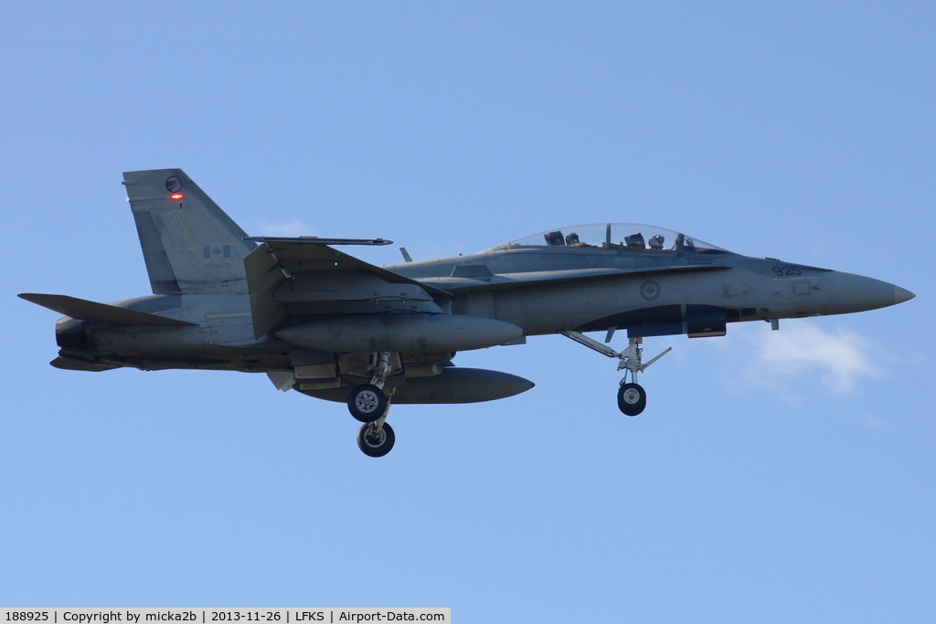 188925, 1987 McDonnell Douglas CF-188B Hornet C/N 0479/B084, Landing