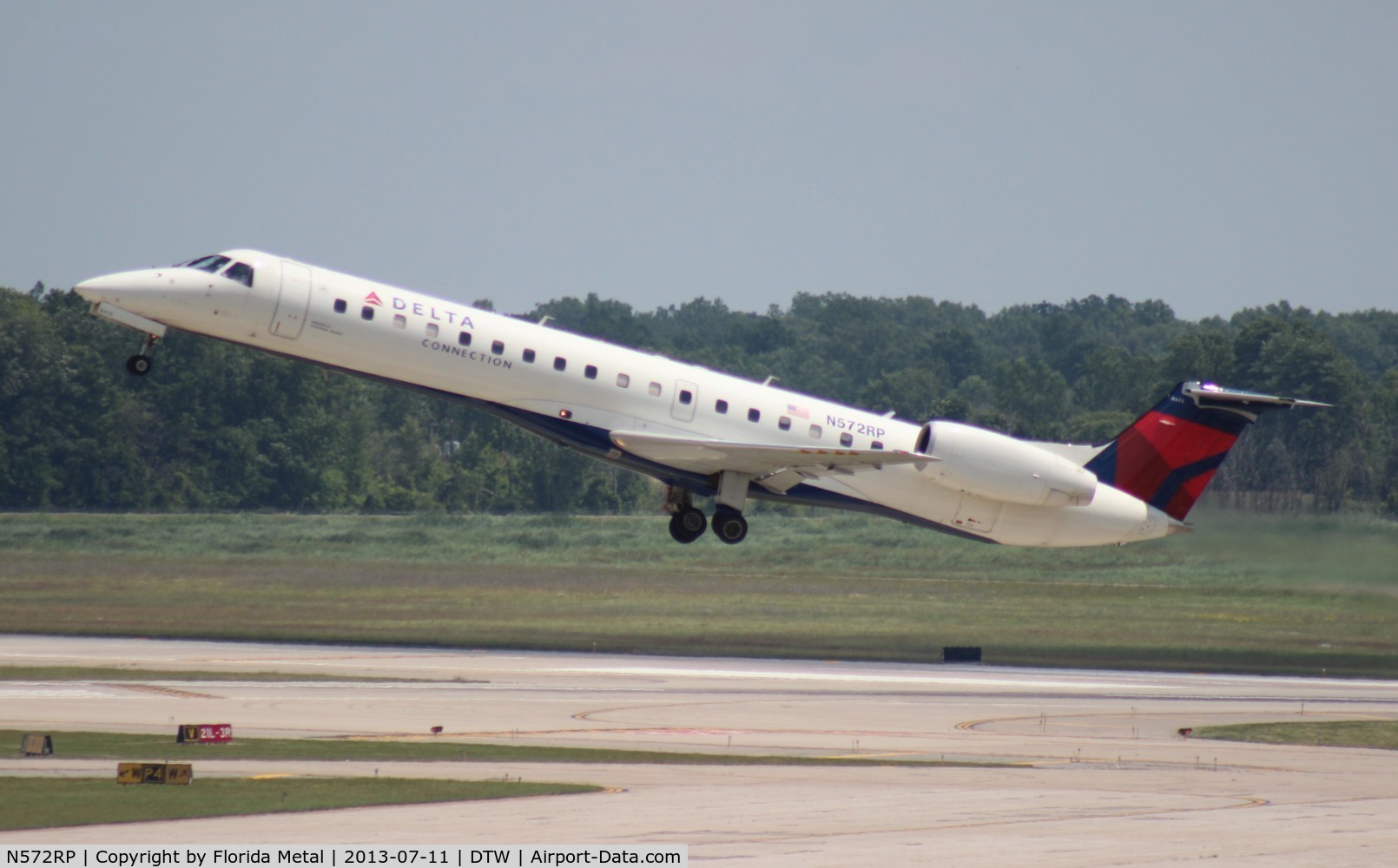 N572RP, 2004 Embraer EMB-145LR C/N 14500828, Delta Connection E145