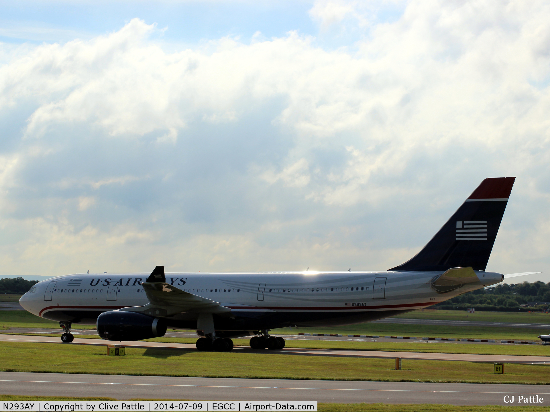 N293AY, 2014 Airbus A330-243 C/N 1526, Taxi to the gate past the viewing enclosure