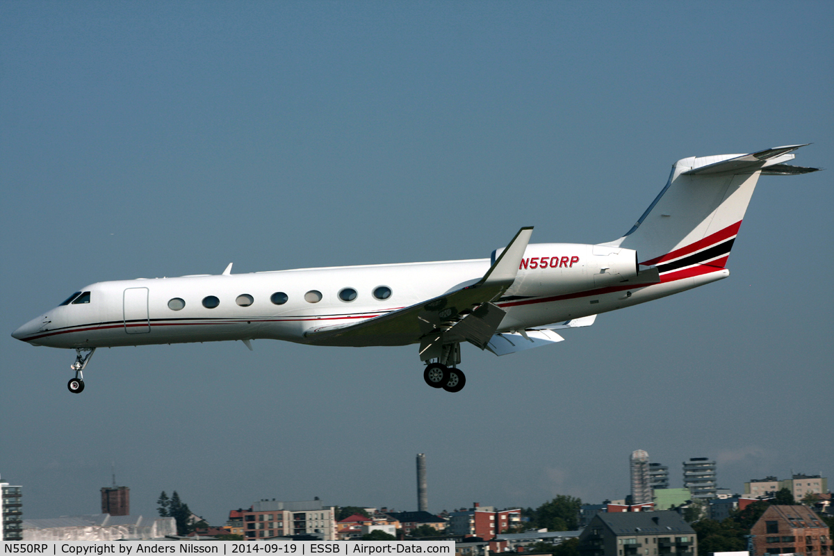 N550RP, 2008 Gulfstream Aerospace GV-SP (G550) C/N 5184, On short final for runway 30.