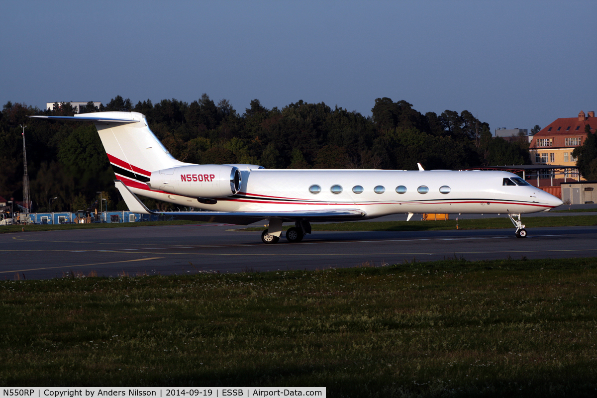N550RP, 2008 Gulfstream Aerospace GV-SP (G550) C/N 5184, Lining up runway 12.