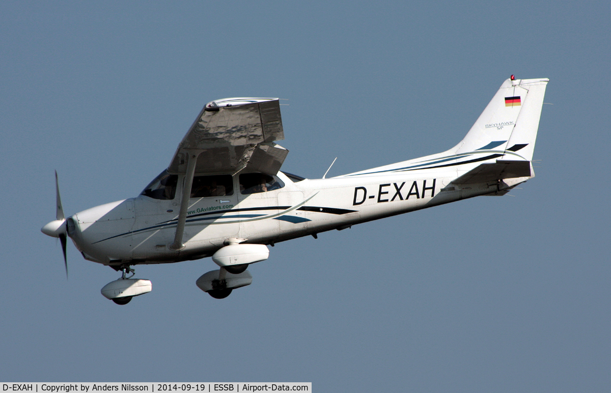 D-EXAH, Cessna 172S SP C/N 172S10649, On short final for runway 30.