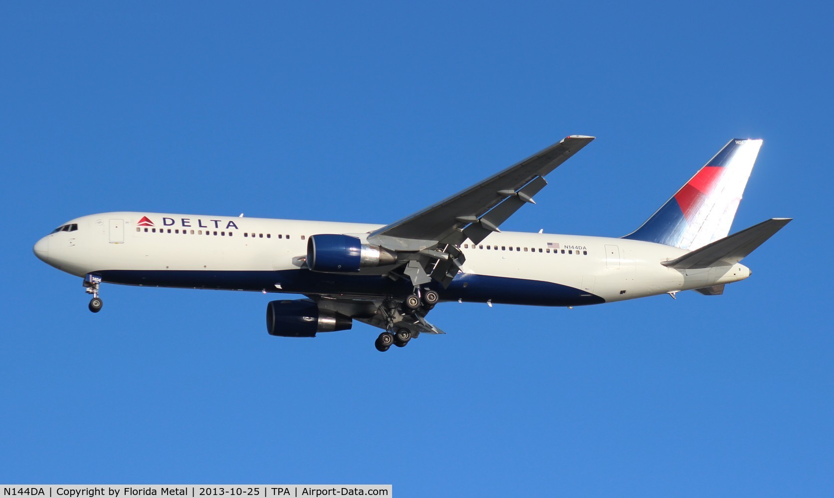 N144DA, 1999 Boeing 767-332 C/N 27584, Delta 767-300