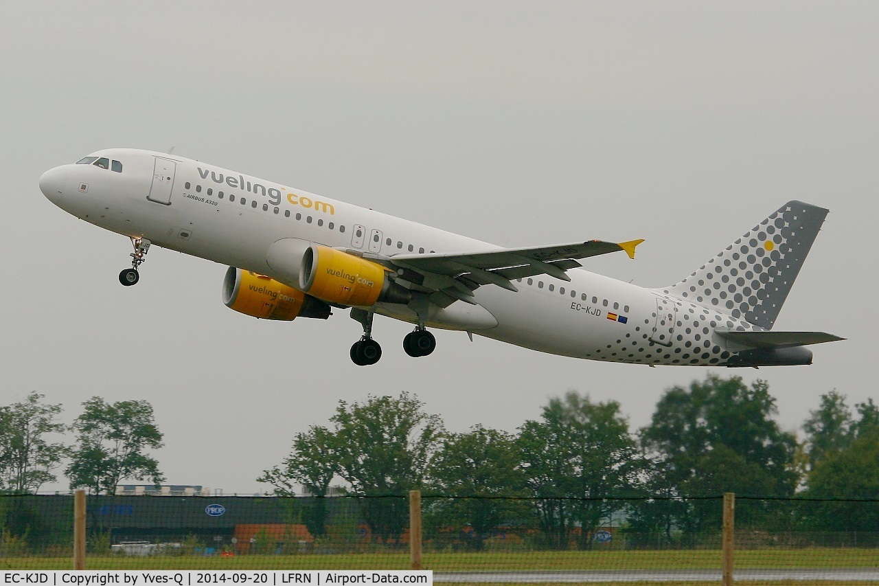 EC-KJD, 2007 Airbus A320-216 C/N 3237, Airbus A320-216, Take off rwy 28, Rennes-St Jacques  airport (LFRN-RNS)