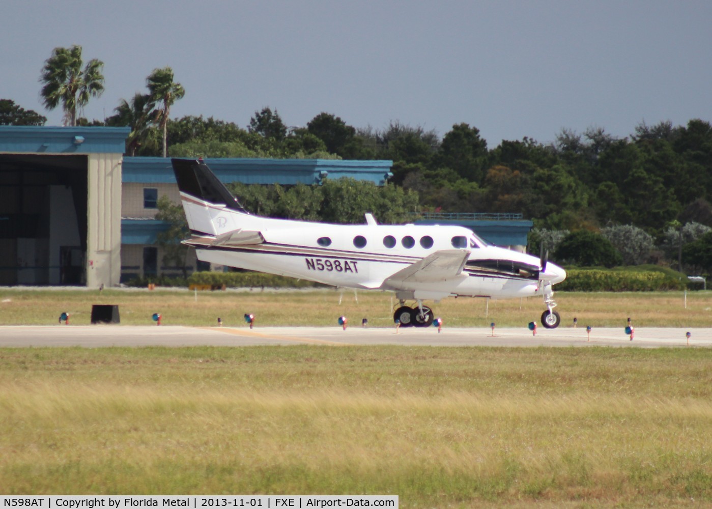 N598AT, 1997 Raytheon Aircraft Company C90A C/N LJ-1499, Beech C90A