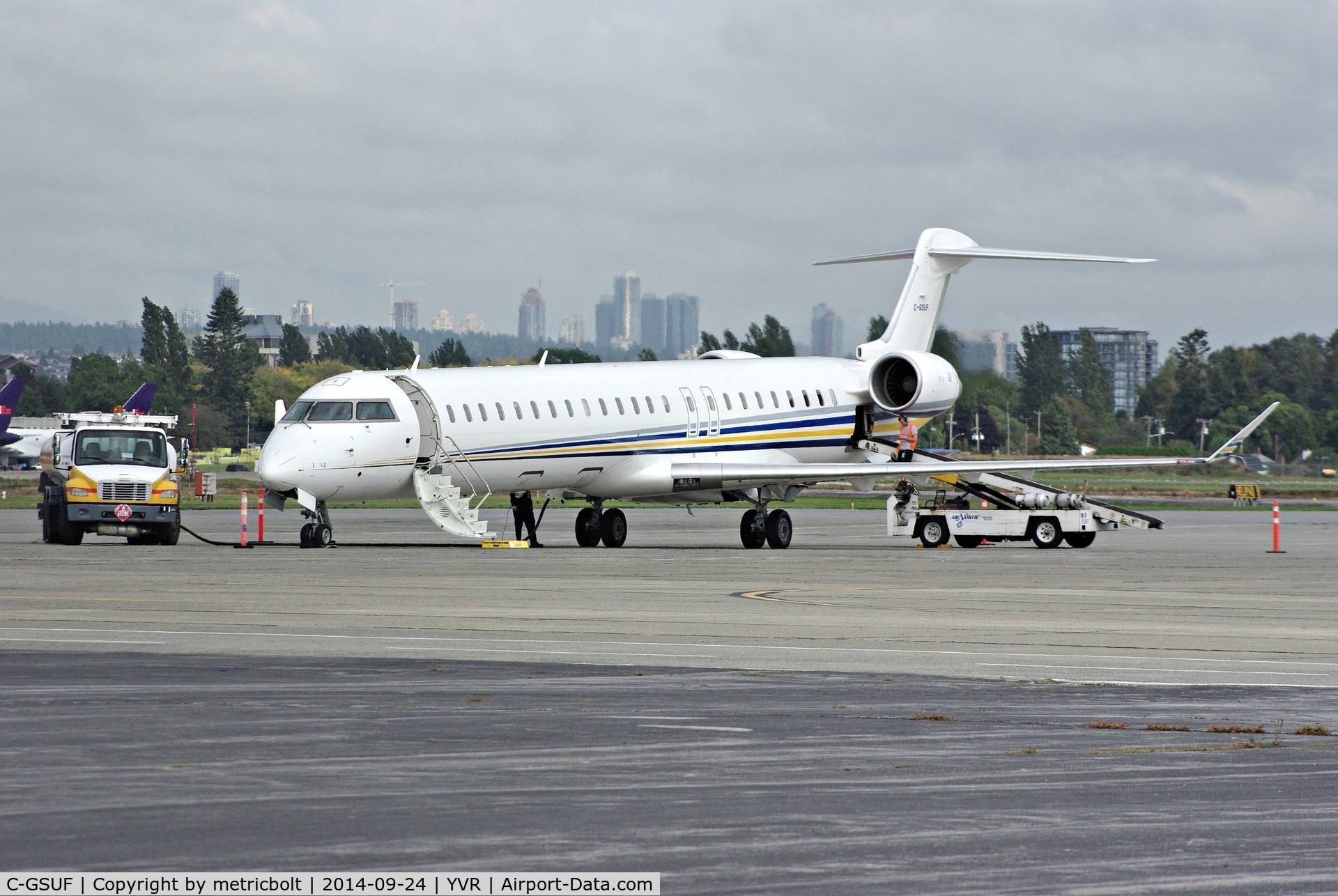 C-GSUF, 2011 Bombardier CRJ-900LR (CL-600-2D24) C/N 15271, Quick turnaround and refuelling