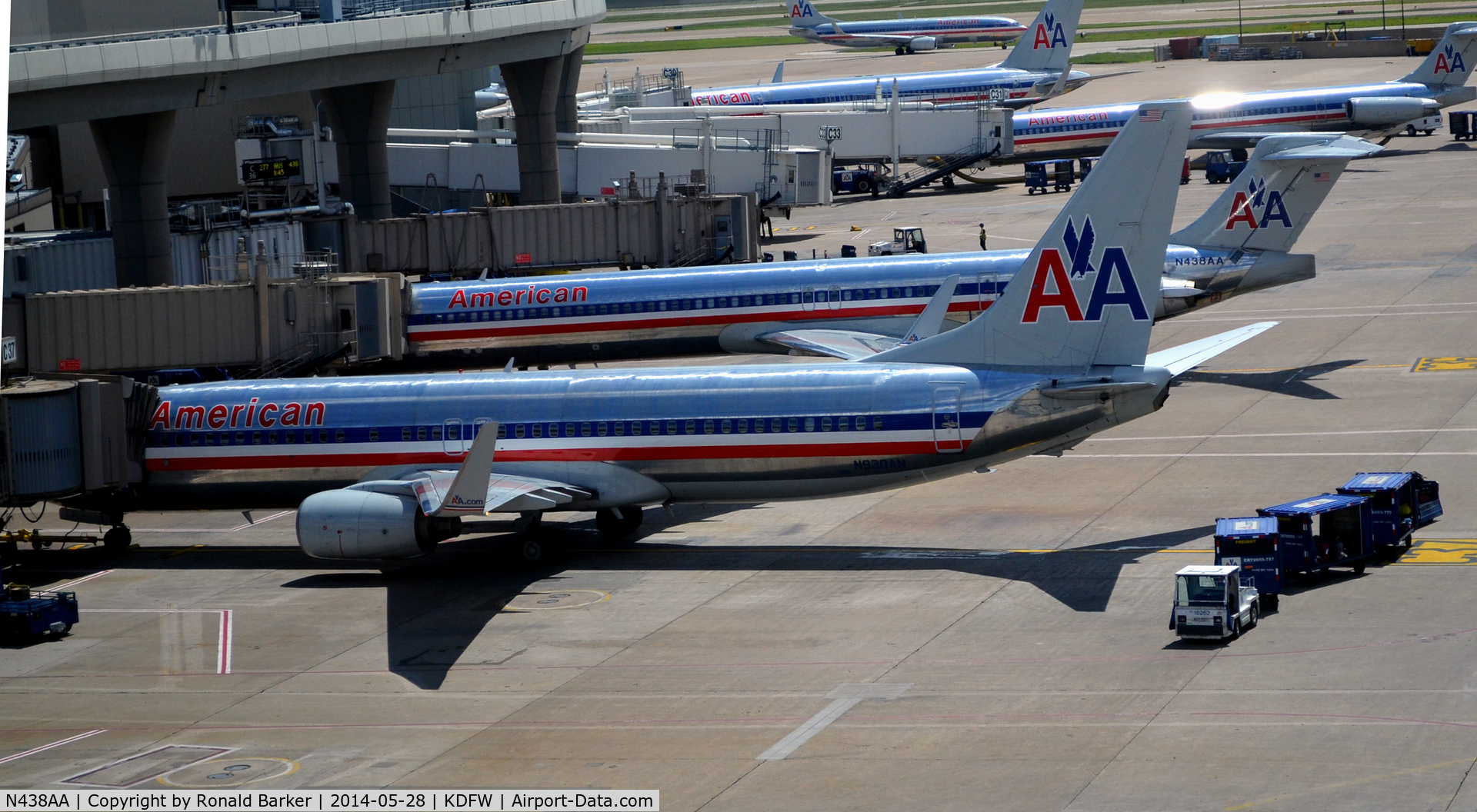 N438AA, 1987 McDonnell Douglas MD-83 (DC-9-83) C/N 49456, At the gate DFW TX