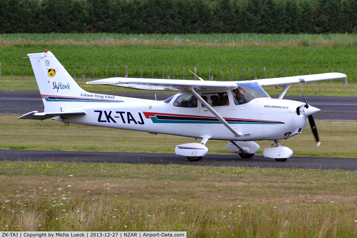 ZK-TAJ, 2001 Cessna 172R C/N 17281011, At Ardmore