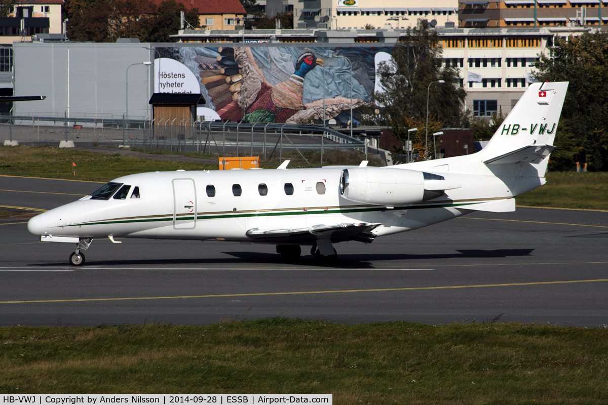 HB-VWJ, 2001 Cessna 560 Citation Excel C/N 560-5217, Lining up runway 30.