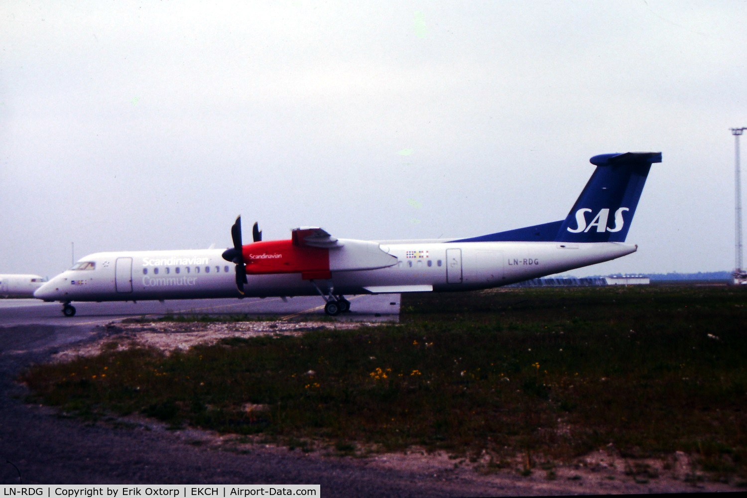 LN-RDG, 2000 De Havilland Canada DHC-8-402Q Dash 8 C/N 4022, LN-RDG in CPH 2001-06