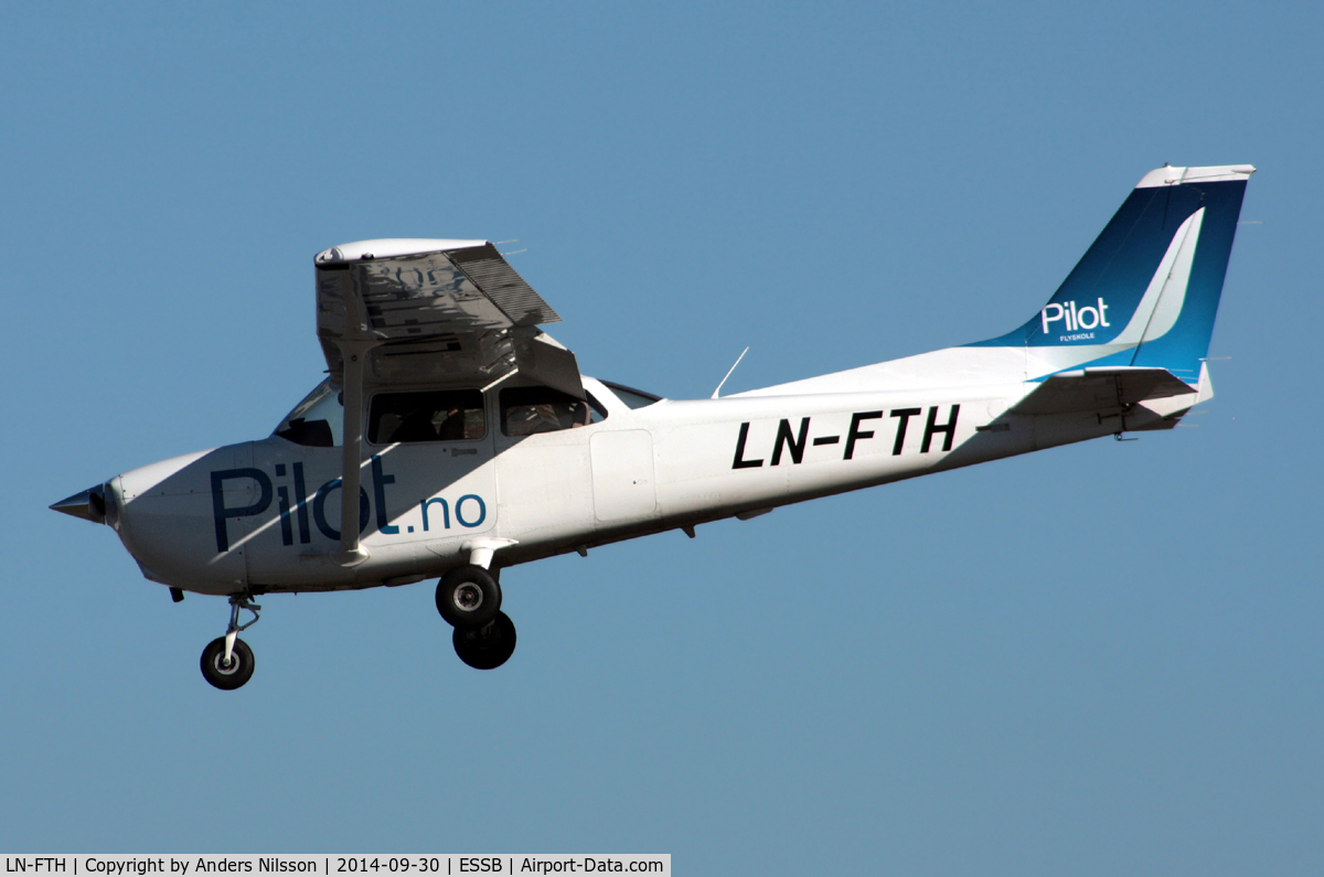 LN-FTH, Cessna 172S C/N 172S11200, On short final for runway 30.