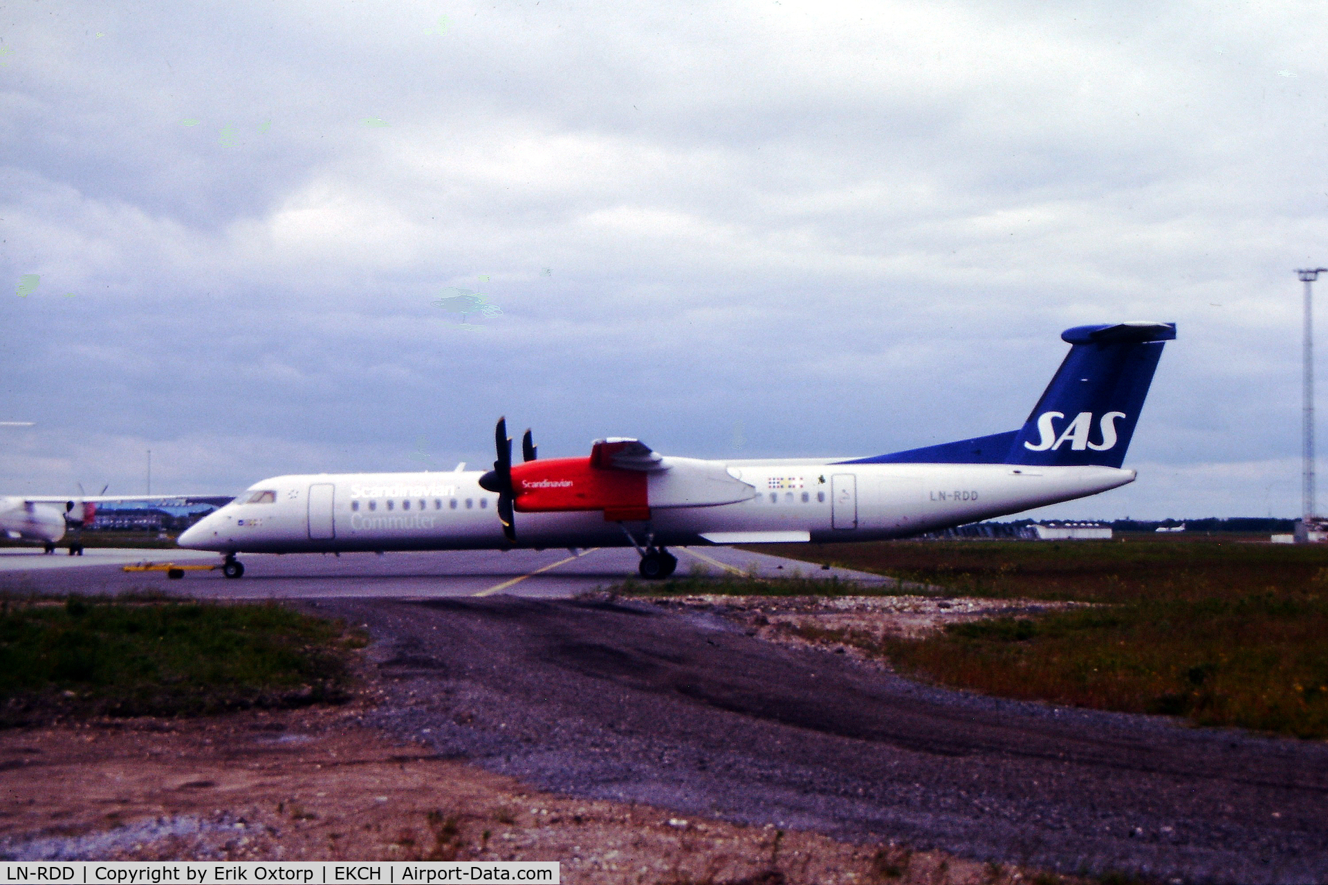 LN-RDD, 1999 De Havilland Canada DHC-8-402Q Dash 8 C/N 4009, LN-RDD in CPH 2001-06