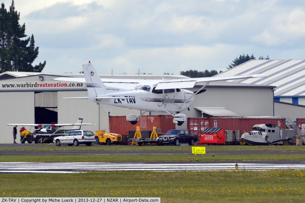 ZK-TAV, Cessna 172R C/N 17280654, At Ardmore