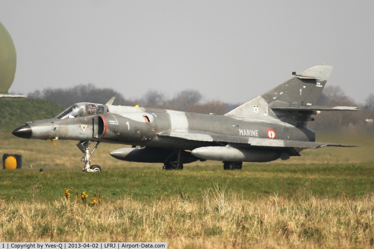 1, Dassault Super Etendard C/N 1, French Naval Aviation Dassault Super Etendard M (SEM), Taxiing to holding point rwy 08, Landivisiau Naval Air Base (LFRJ)