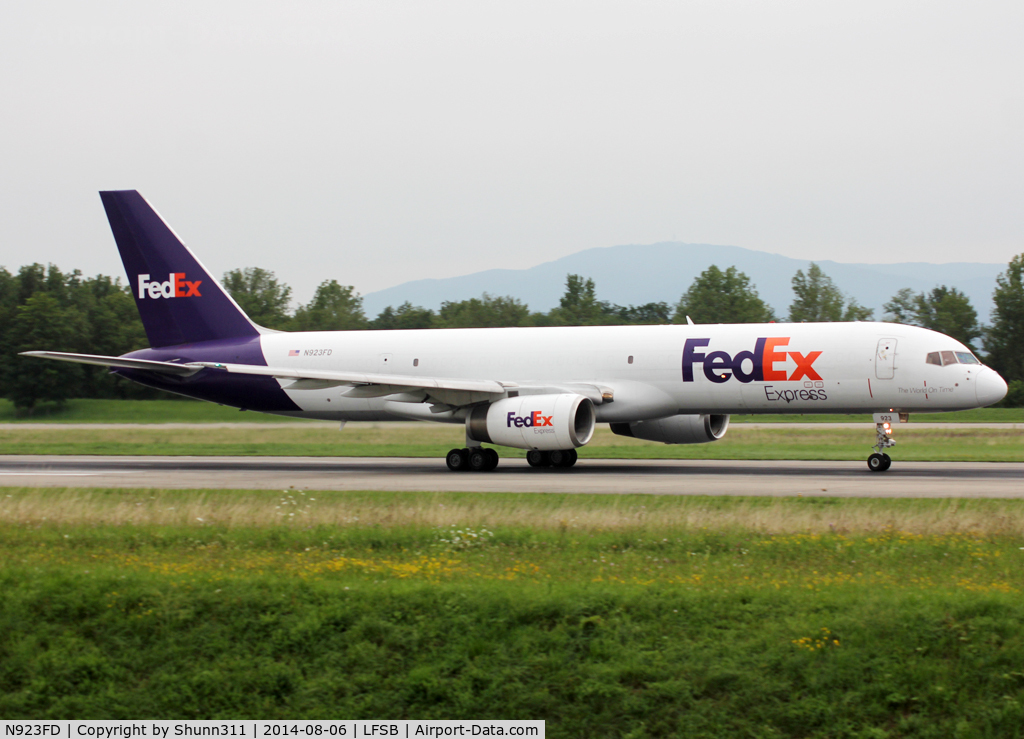 N923FD, 1992 Boeing 757-204 C/N 26266, Taking off from rwy 16