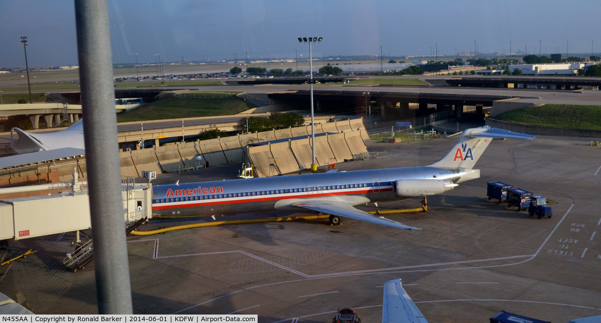 N455AA, 1988 McDonnell Douglas MD-82 (DC-9-82) C/N 49560, Gate A8 DFW