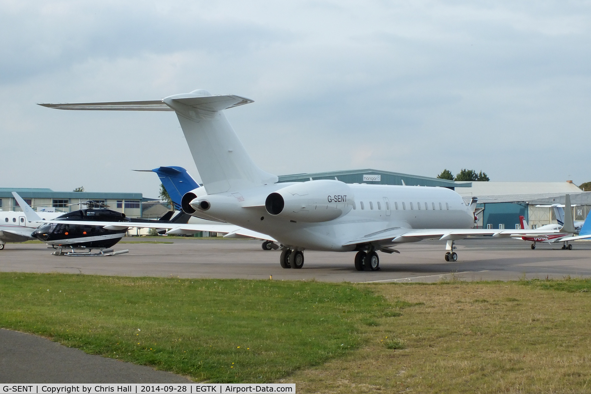 G-SENT, 2001 Bombardier BD-700-1A10 Global Express C/N 9094, Hangar 8 Management