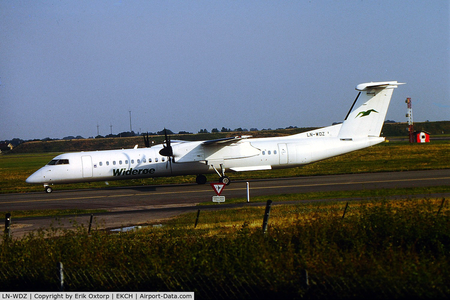 LN-WDZ, 2000 De Havilland Canada DHC-8-402 Dash 8 C/N 4016, LN-WDZ in CPH 2002-07