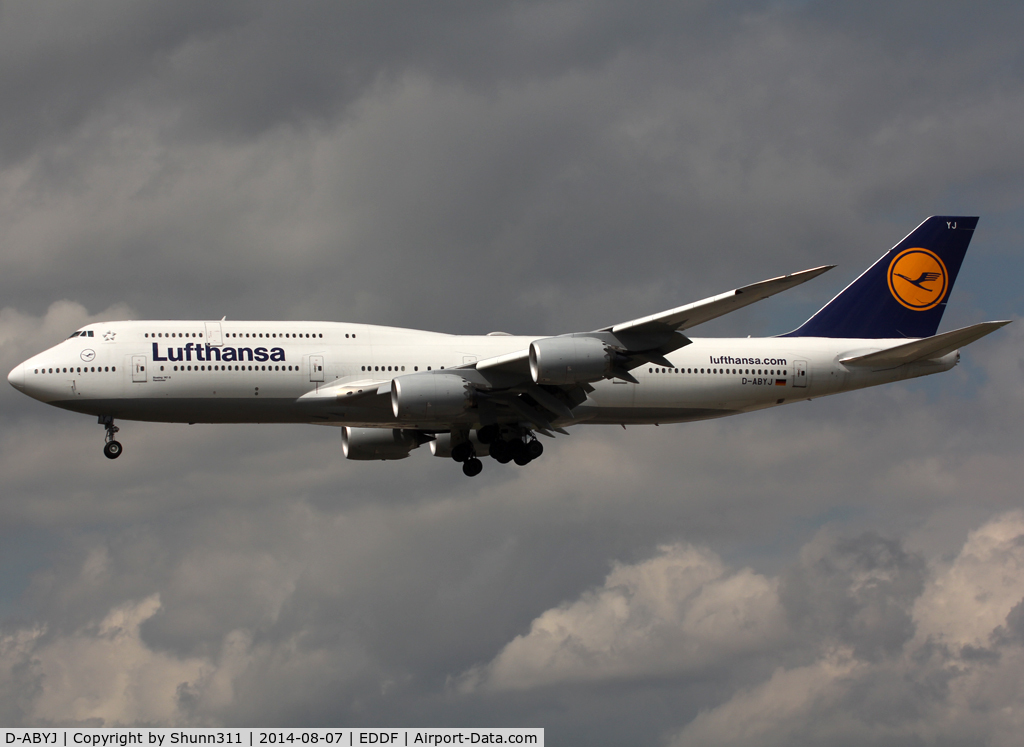 D-ABYJ, 2013 Boeing 747-830 C/N 37834, Landing rwy 25L