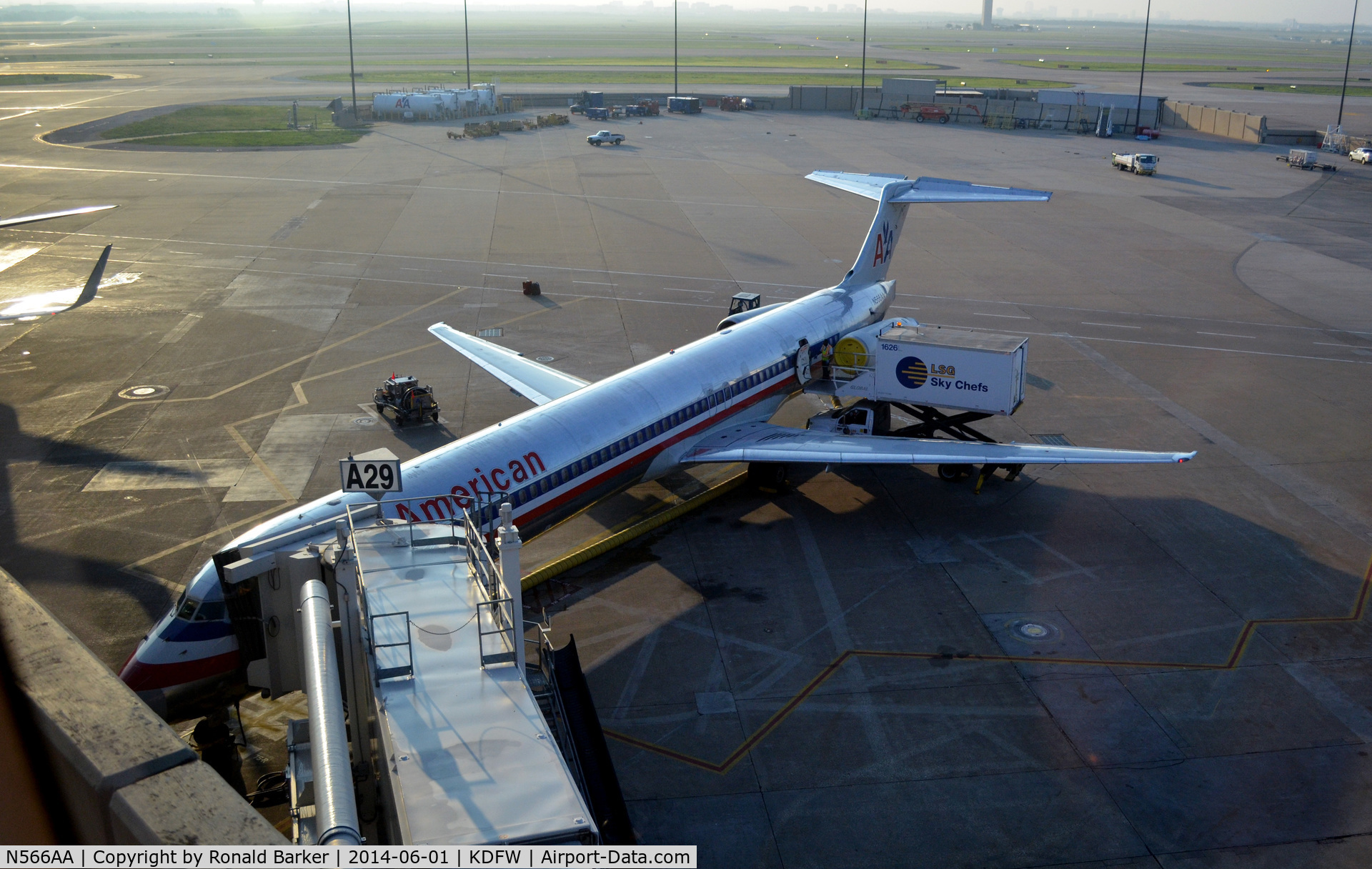 N566AA, 1987 McDonnell Douglas MD-83 (DC-9-83) C/N 49348, Gate A29 DFW