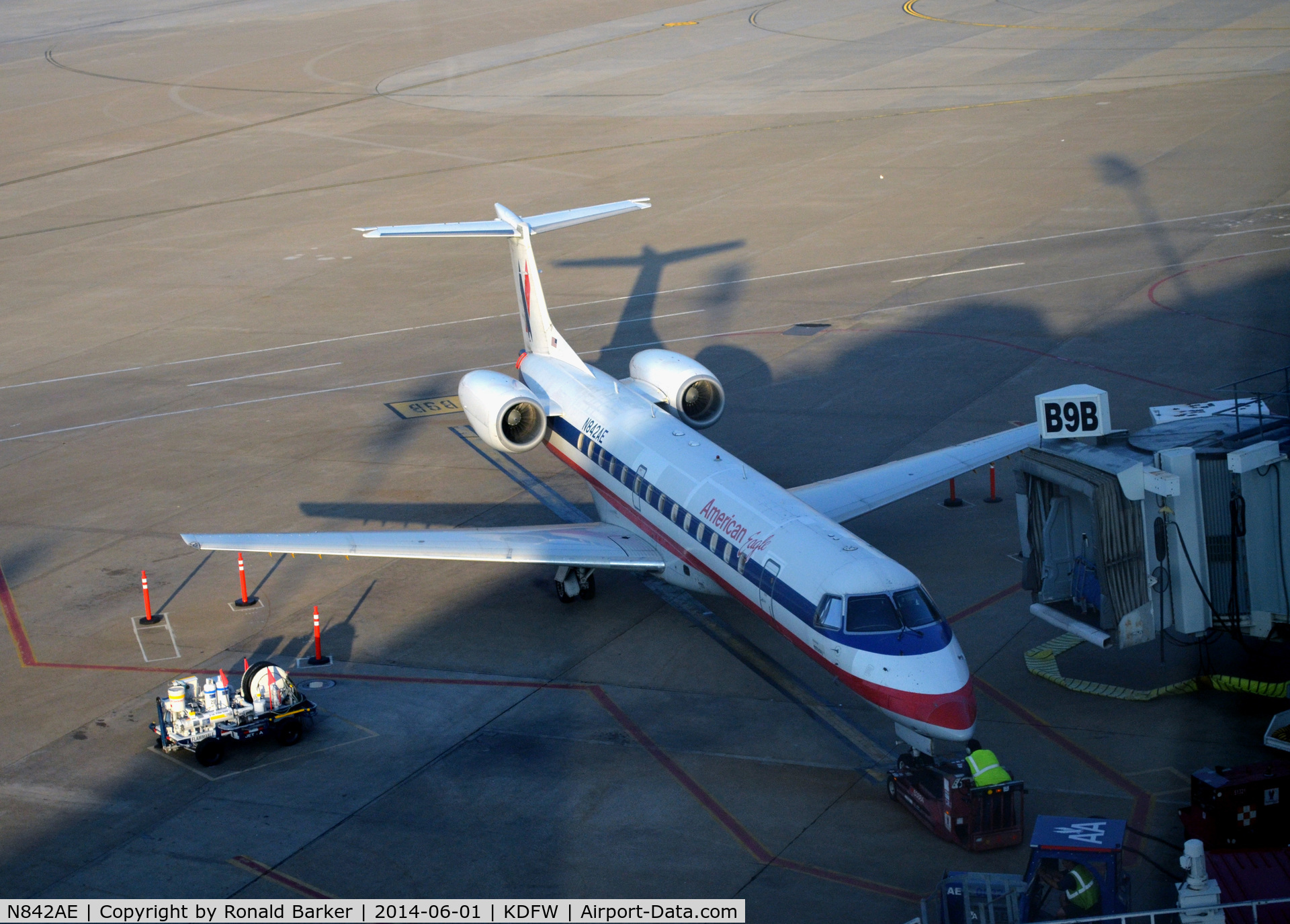 N842AE, 2002 Embraer ERJ-140LR (EMB-135KL) C/N 145673, Gate B9B DFW