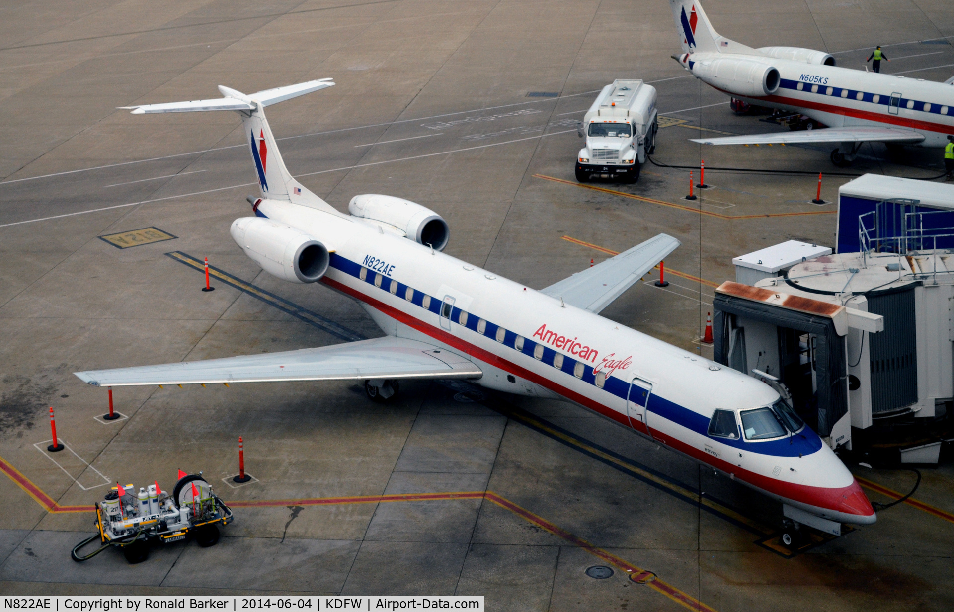 N822AE, 2002 Embraer ERJ-140LR (EMB-135KL) C/N 145581, Gate B12A DFW