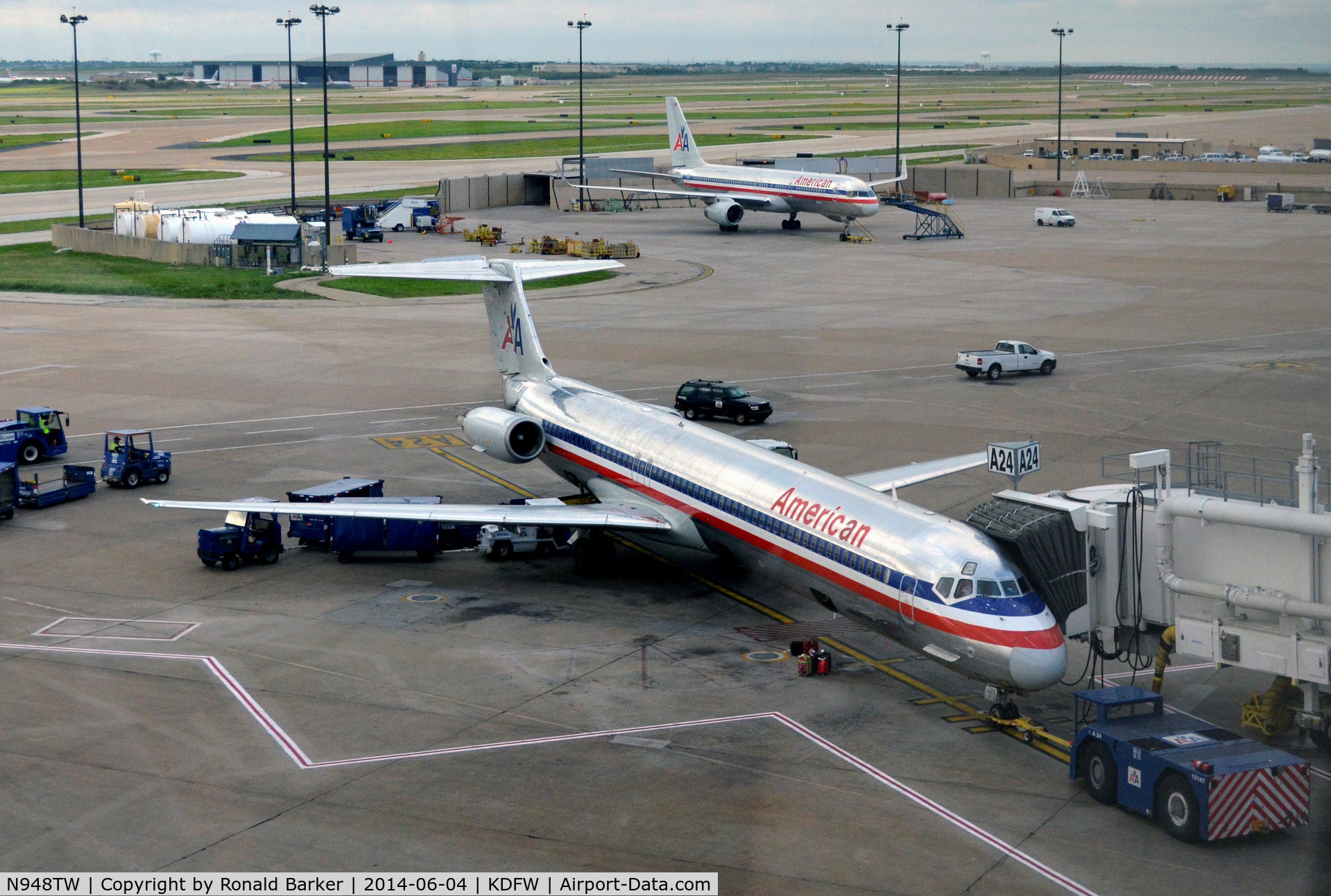 N948TW, 1987 McDonnell Douglas MD-83 (DC-9-83) C/N 49575, Gate A24 DFW