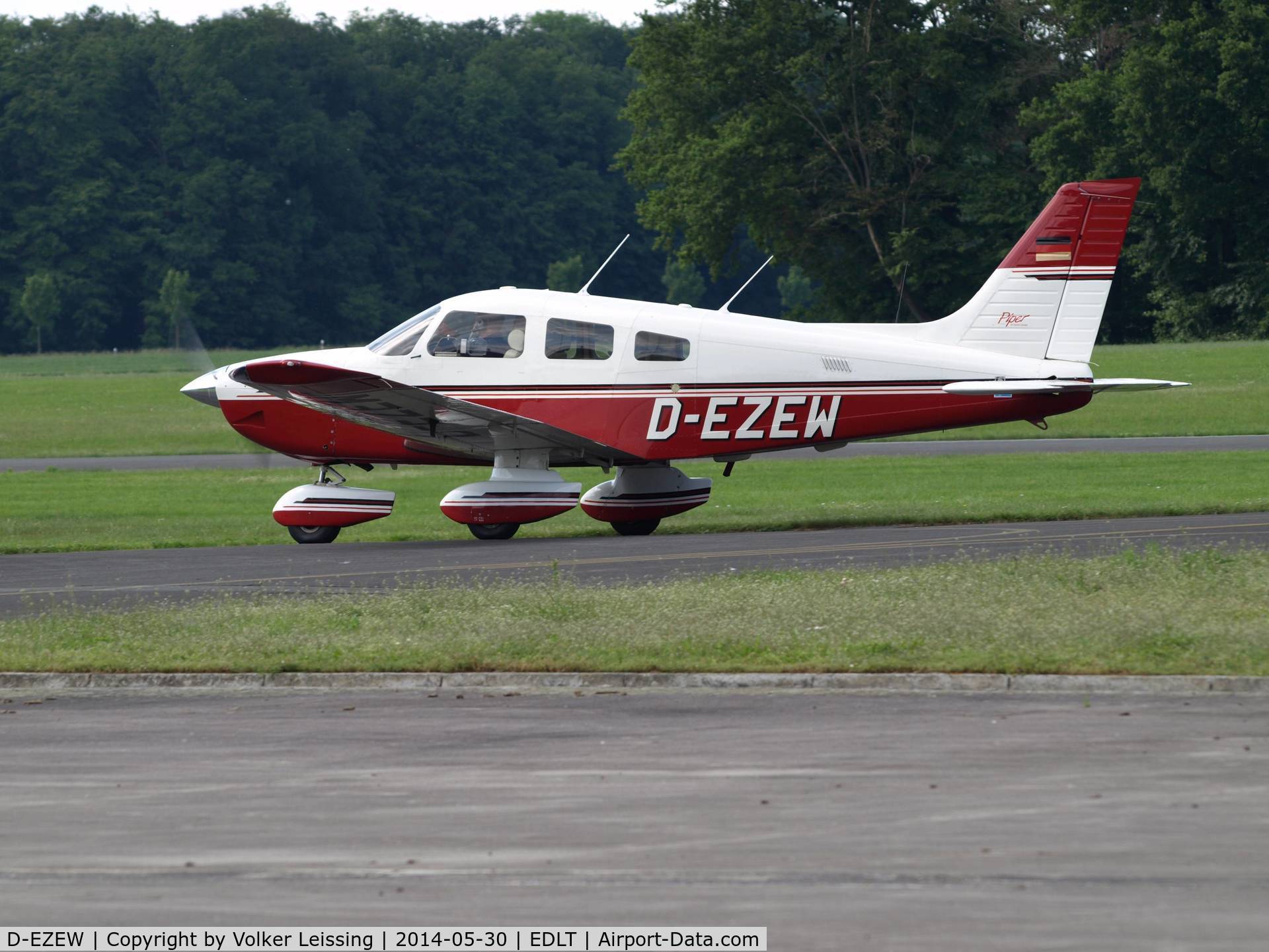 D-EZEW, 1995 Piper PA-28-131 Archer III C/N 28-90228, taxi to parking