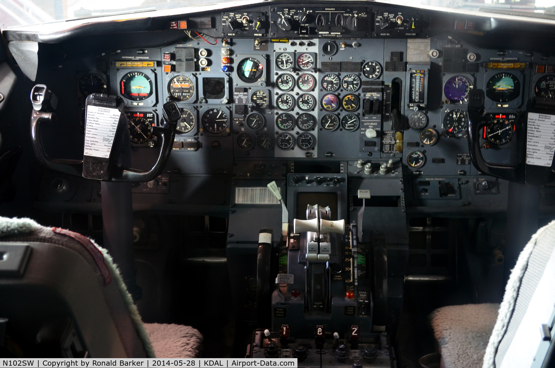 N102SW, 1984 Boeing 737-2H4 C/N 23108, Cockpit  Frontiers of Flight Museum  DAL