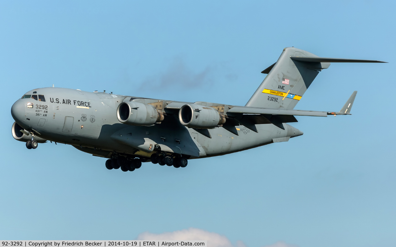 92-3292, 1992 McDonnell Douglas C-17A Globemaster III C/N P-12, on final RW26