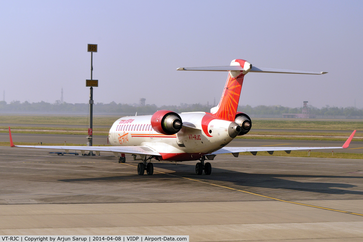 VT-RJC, 2002 Bombardier CRJ-701ER (CL-600-2C10) Regional Jet C/N 10052, Morning at IGIA T-3.