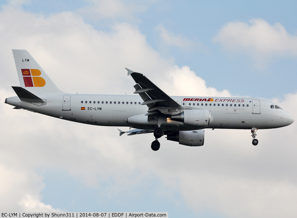 EC-LYM, 2013 Airbus A320-216 C/N 5815, Landing rwy 25L