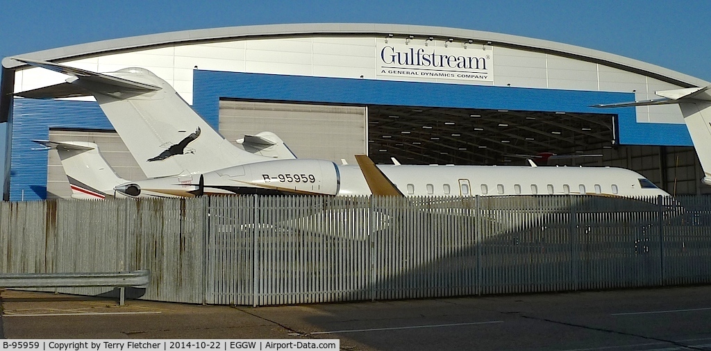 B-95959, 2009 Bombardier BD-700-1A10 Global Express XRS C/N 9357, Bombardier BD-700-1A10, c/n: 9357 - too rare not to get any image of its visit to Luton