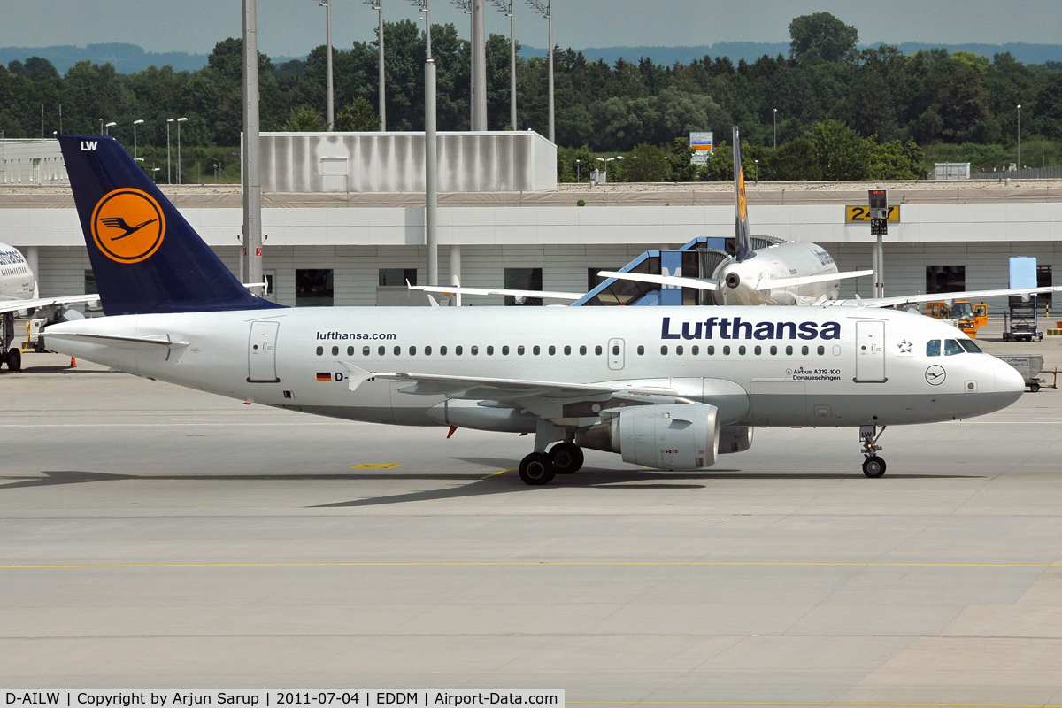 D-AILW, 1998 Airbus A319-114 C/N 853, 'Donaueschingen' taxiing past.