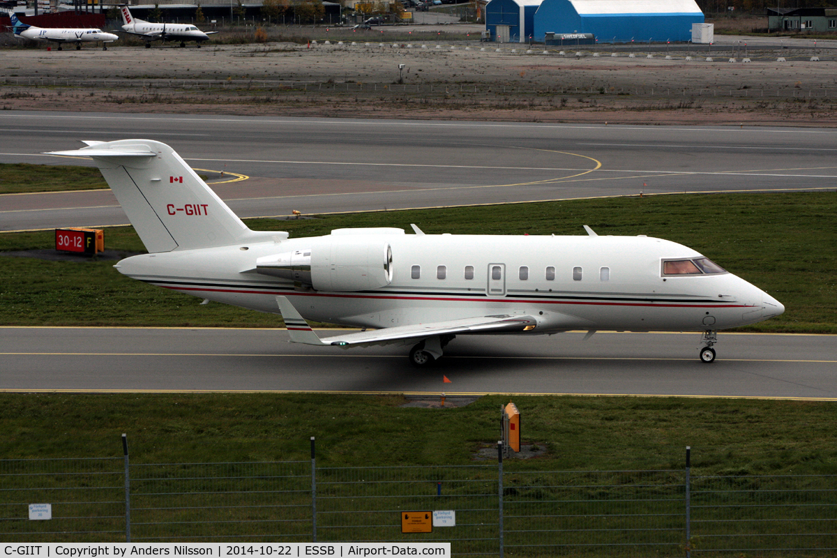 C-GIIT, 2012 Bombardier Challenger 605 (CL-600-2B16) C/N 5921, Taxiing out to runway 12.