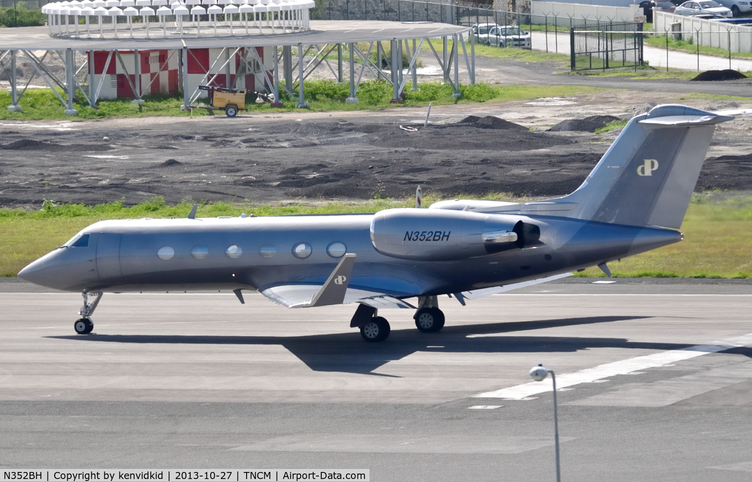 N352BH, 1999 Gulfstream Aerospace G-IV C/N 1393, Departing St Maarten.