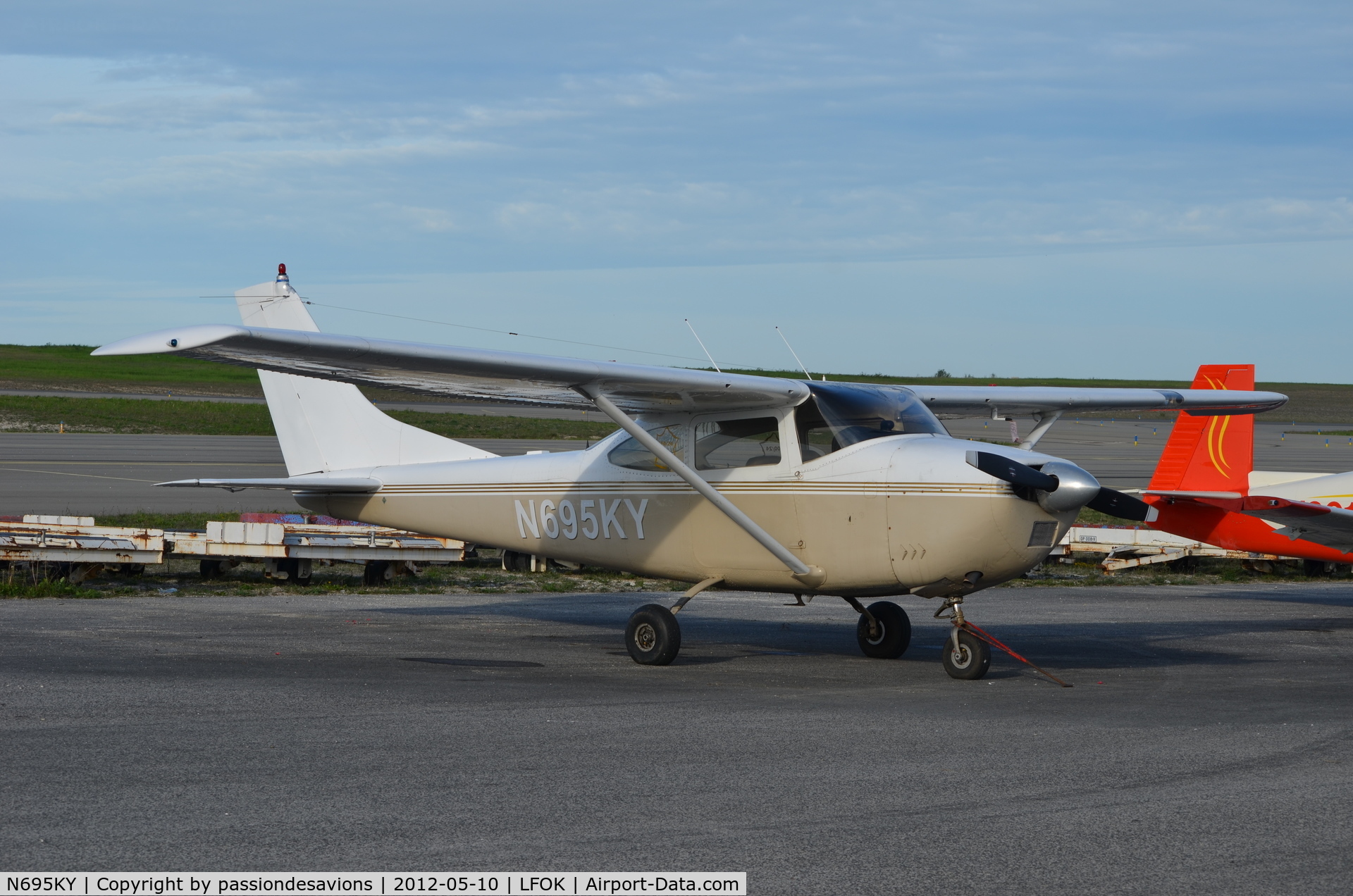 N695KY, Cessna 182G Skylane C/N 182-55263, On the apron
