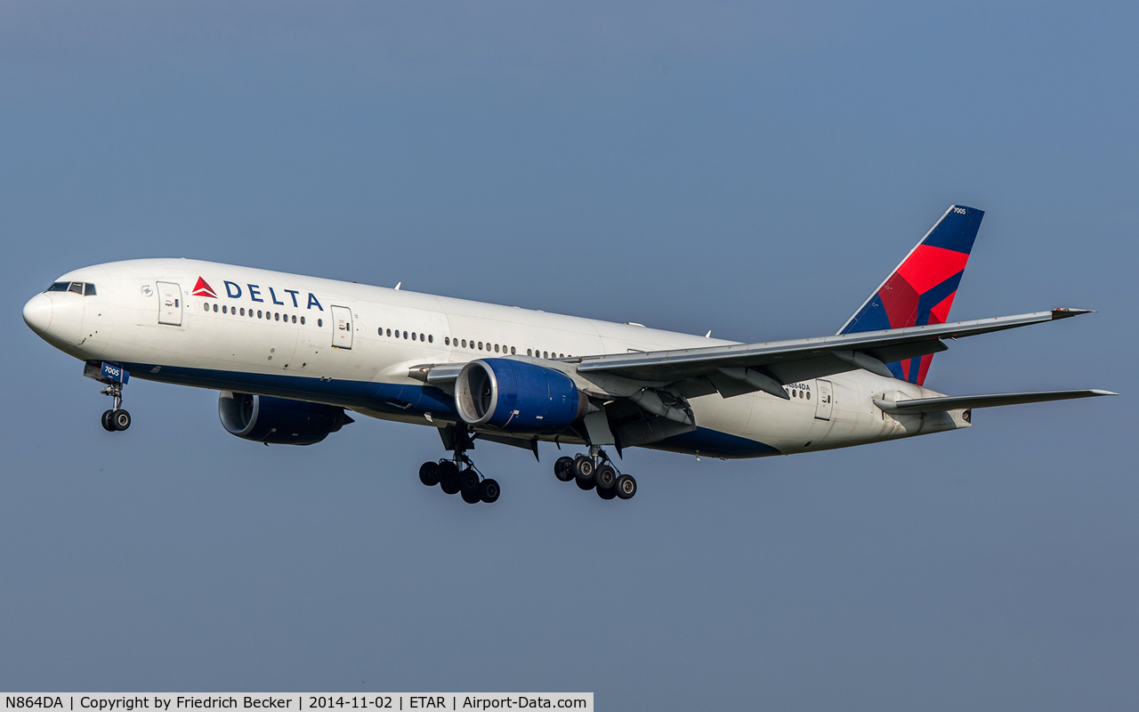 N864DA, 1999 Boeing 777-232 C/N 29736, on final RW26