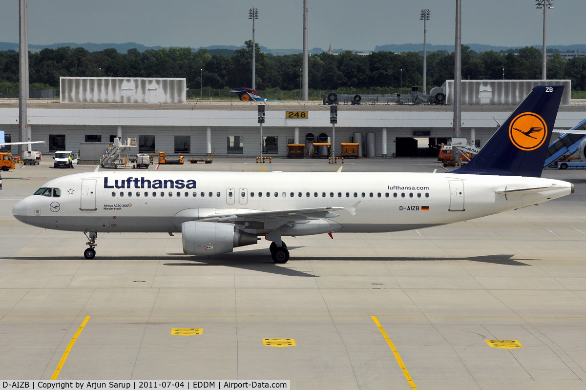 D-AIZB, 2009 Airbus A320-214 C/N 4120, 'Norderstedt' taxiing past at MUC.