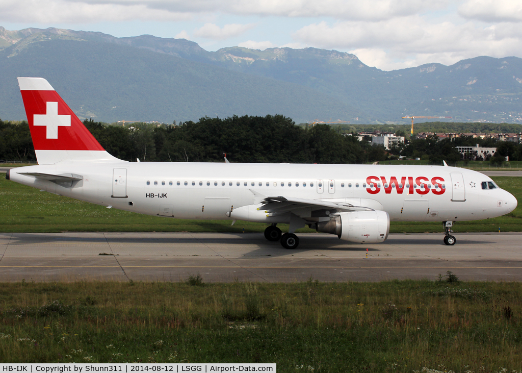 HB-IJK, 1996 Airbus A320-214 C/N 596, Taxiing holding point rwy 23 for departure in new c/s