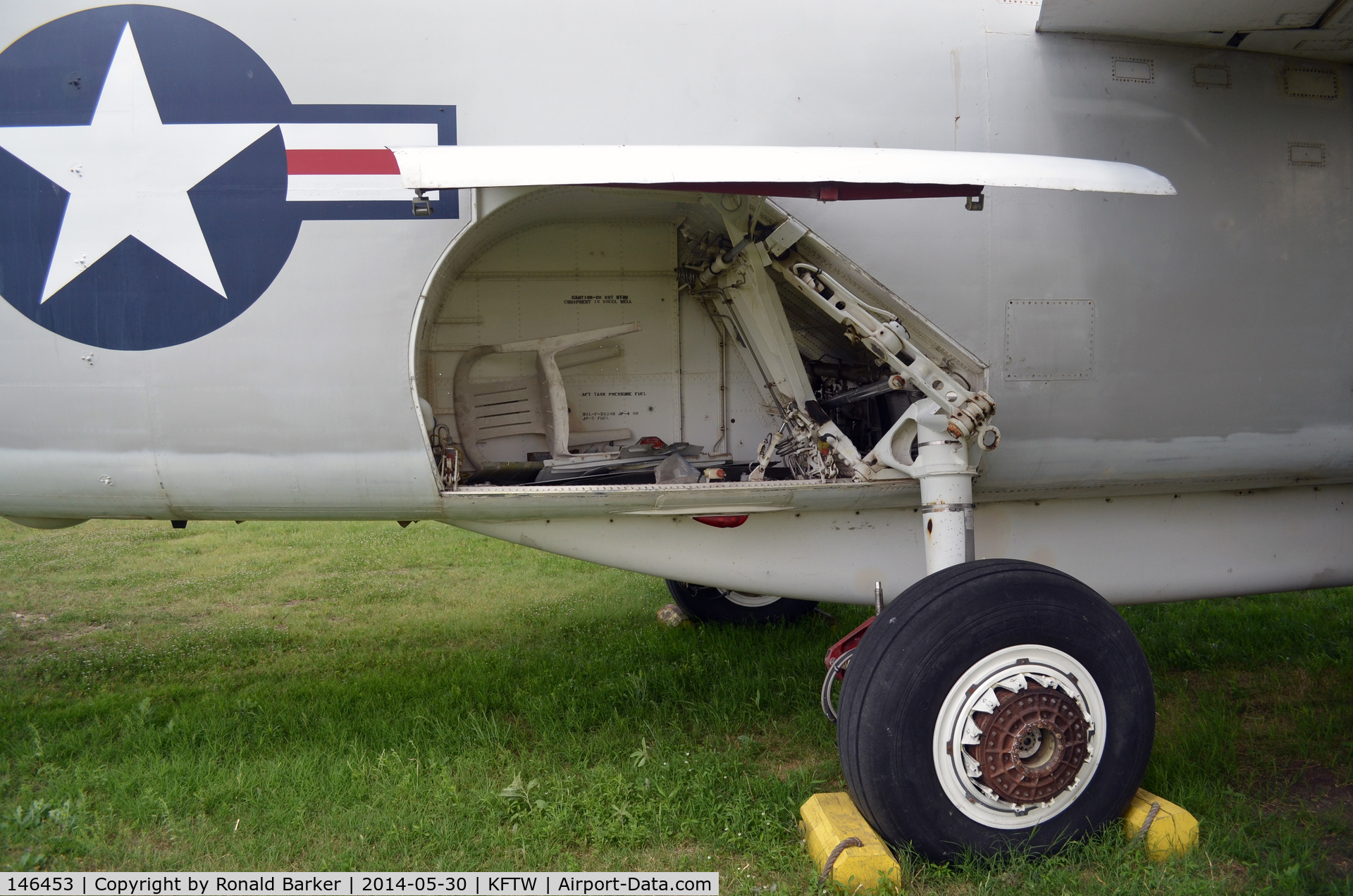 146453, Douglas EA-3B Skywarrior C/N 12405, Landing gear, Vintage Flying Museum