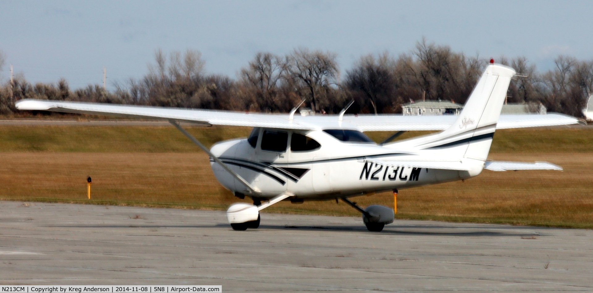 N213CM, 1997 Cessna 182S Skylane C/N 18280046, Cessna 182S Skylane taxiing to the ramp in Casselton, ND.