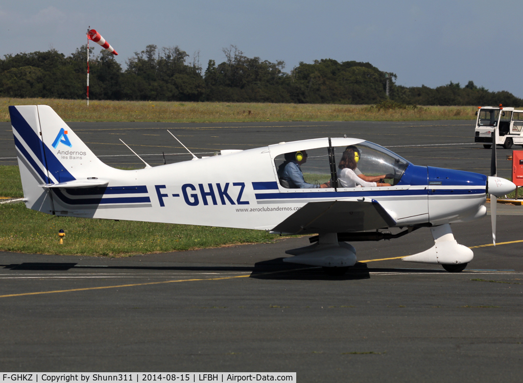 F-GHKZ, Robin DR-400-140B Major C/N 924, Taxiing for refuelling...