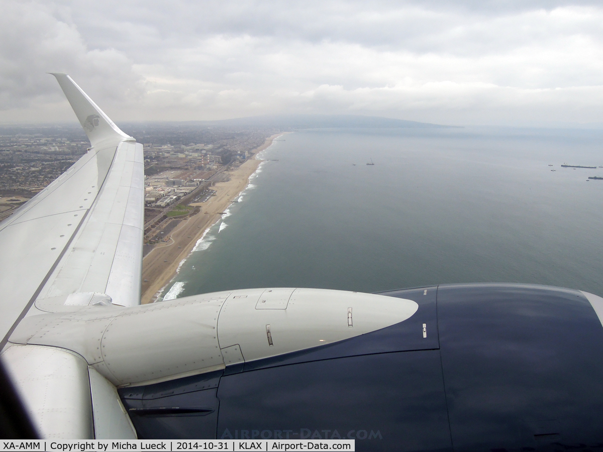 XA-AMM, 2014 Boeing 737-852 C/N 39944, Climbing out of a rather cloudy LAX