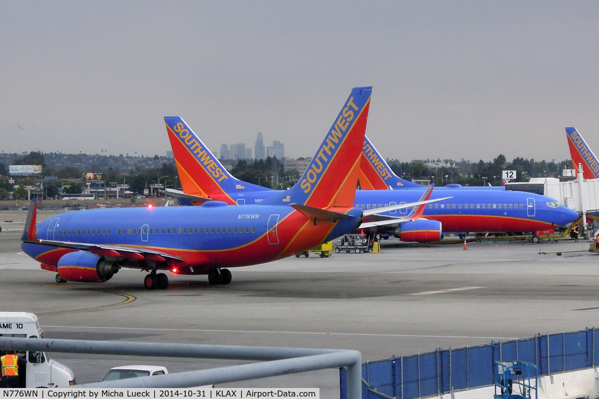 N776WN, 2000 Boeing 737-7H4 C/N 30591, A lot of SW tails