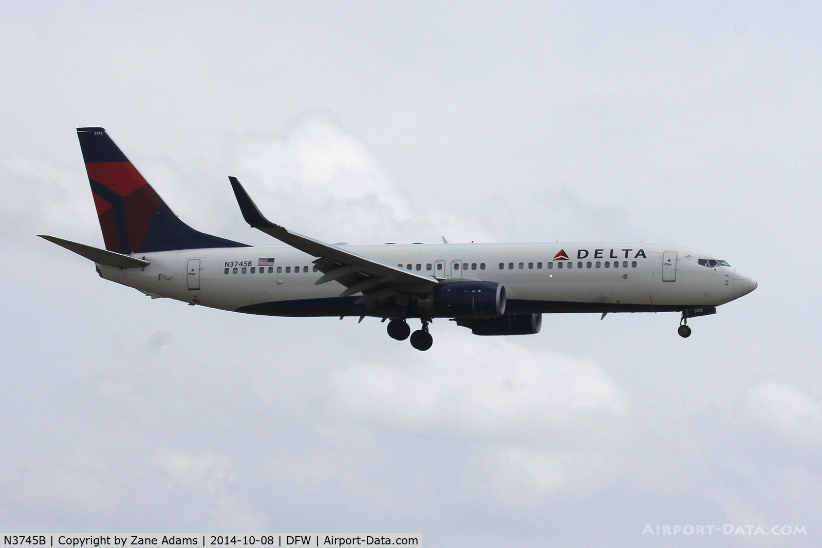 N3745B, 2001 Boeing 737-832 C/N 32373, Landing at DFW Airport